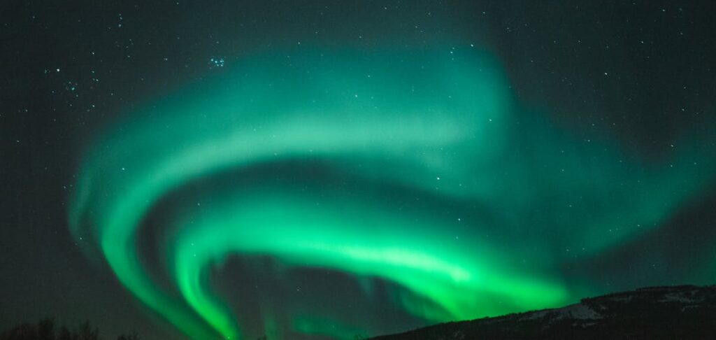 Image of an arcing Aurora Borealis display